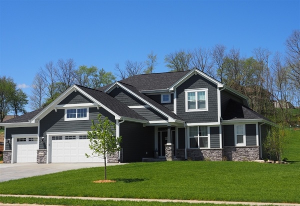 Pros and Cons of Asphalt Shingles for Wisconsin Roofs