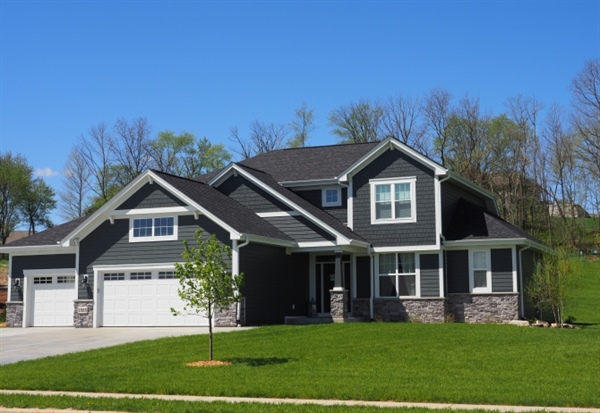 Pros & Cons of Asphalt Shingles for Wisconsin Roofs