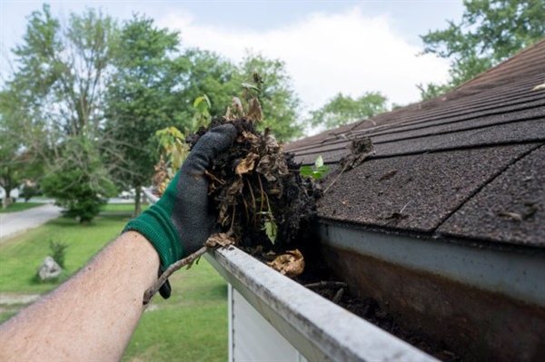 Best Ways to Clean Out Your Gutters