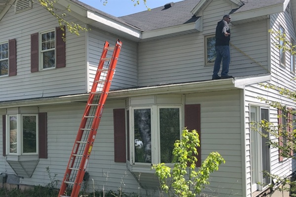 How Do I Know if a Roofing Contractor Is Licensed and Insured in Wisconsin?